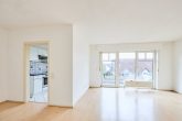 Optimal geschnittene 2-Zimmer-Eigentumswohnung in Sankt Augustin-Niederpleis - Wohnzimmer mit Küche